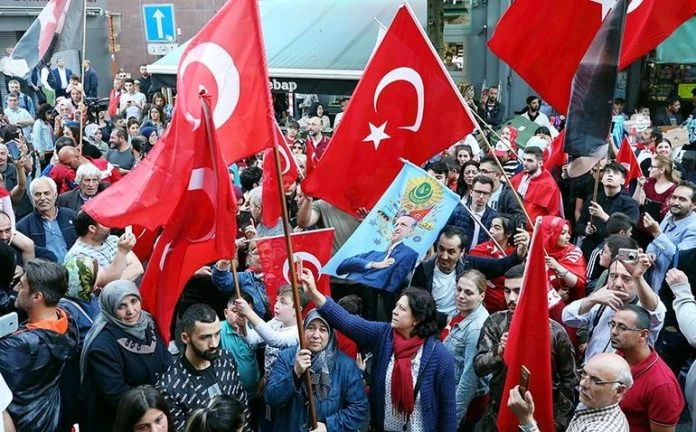 Τούρκοι φοβούνται ότι θα τους… ψεκάσουν και θα γίνουν ομοφυλόφιλοι!